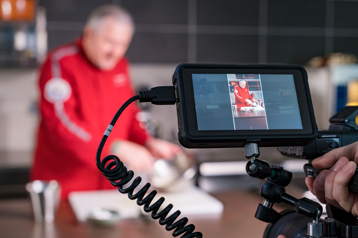 Tournage vidéo avec caméra Sony et moniteurs multi-formats, illustrant la différence entre film d'entreprise et vidéo social media — agence Couloir 3