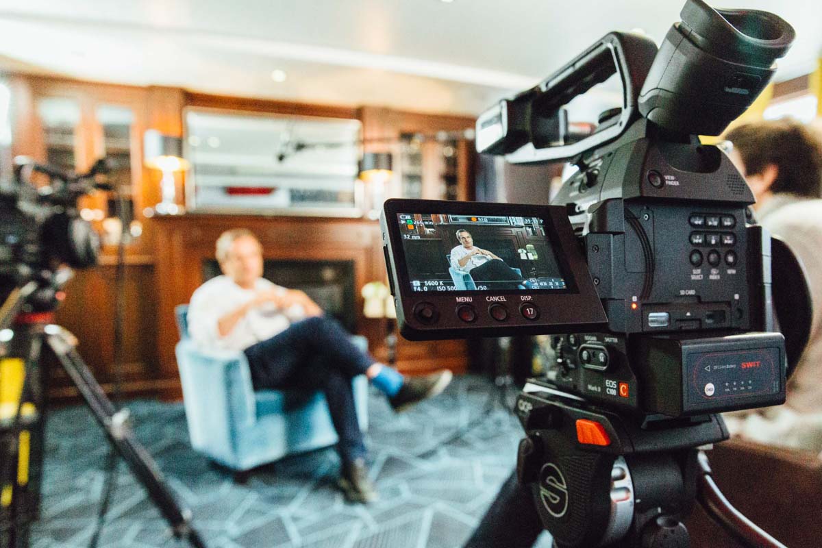 Tournage d'un portrait vidéo en interview, caméra et moniteur de contrôle au premier plan — agence Couloir 3