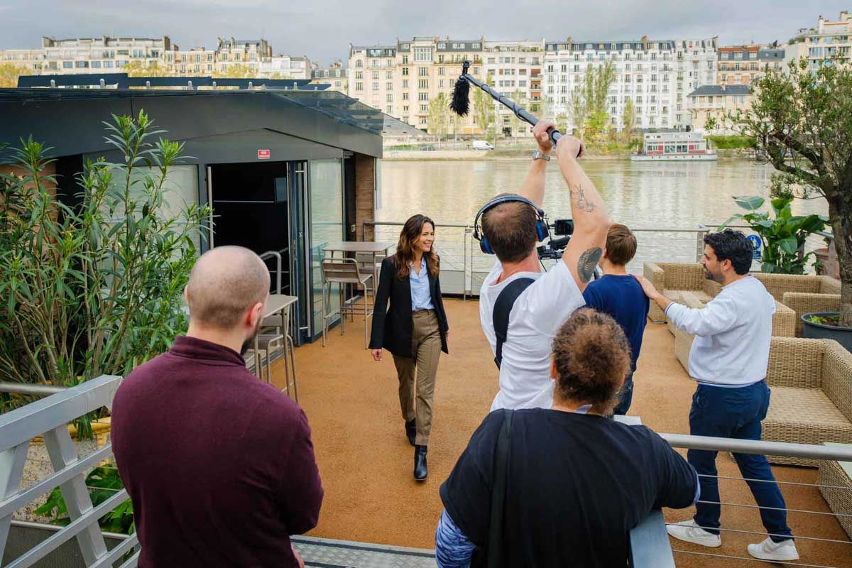 Équipe de tournage filmant une vidéo corporate en extérieur au bord de la Seine à Paris — agence de production vidéo Couloir 3